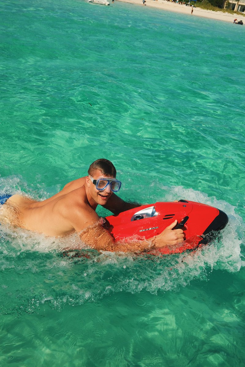TomBrady's tweet photo. 🤟🏻☀️🏈 https://t.co/9Xq2vfAqA4