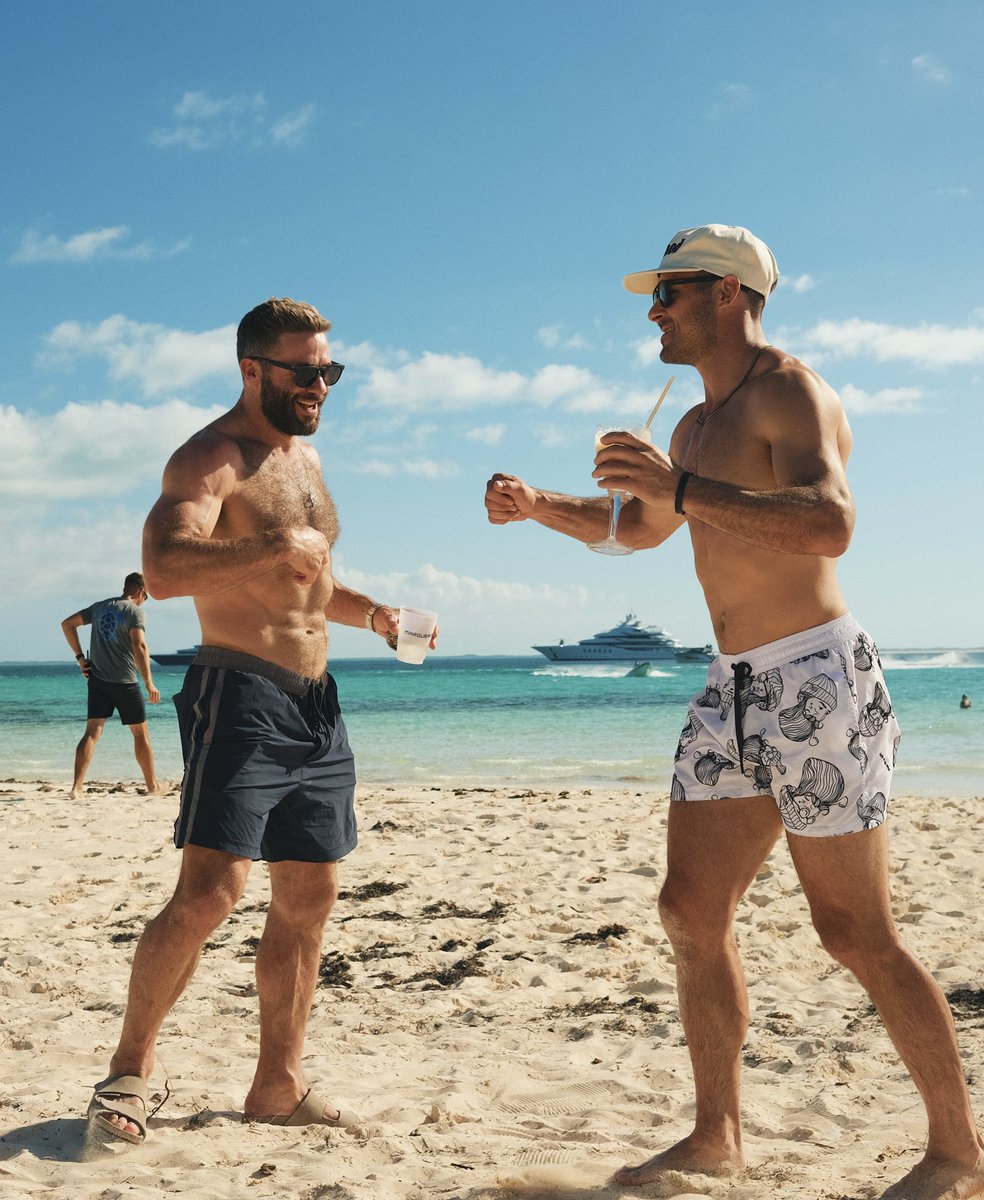 TomBrady's tweet photo. 🤟🏻☀️🏈 https://t.co/9Xq2vfAqA4