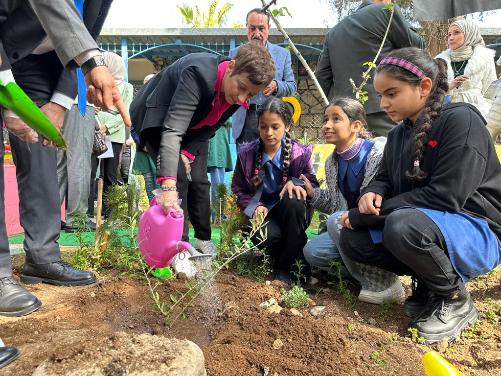 EUinJordan's tweet photo. 🎉 We’re thrilled to share that the EU and @UNRWA  have come together to open a brand new school garden 🌻🌿
It’s been wonderful to take an active part in a community greening initiative 🌍💚 #EUxUNRWA #CommunityGreening #SchoolGarden https://t.co/RYaGFtFj2e