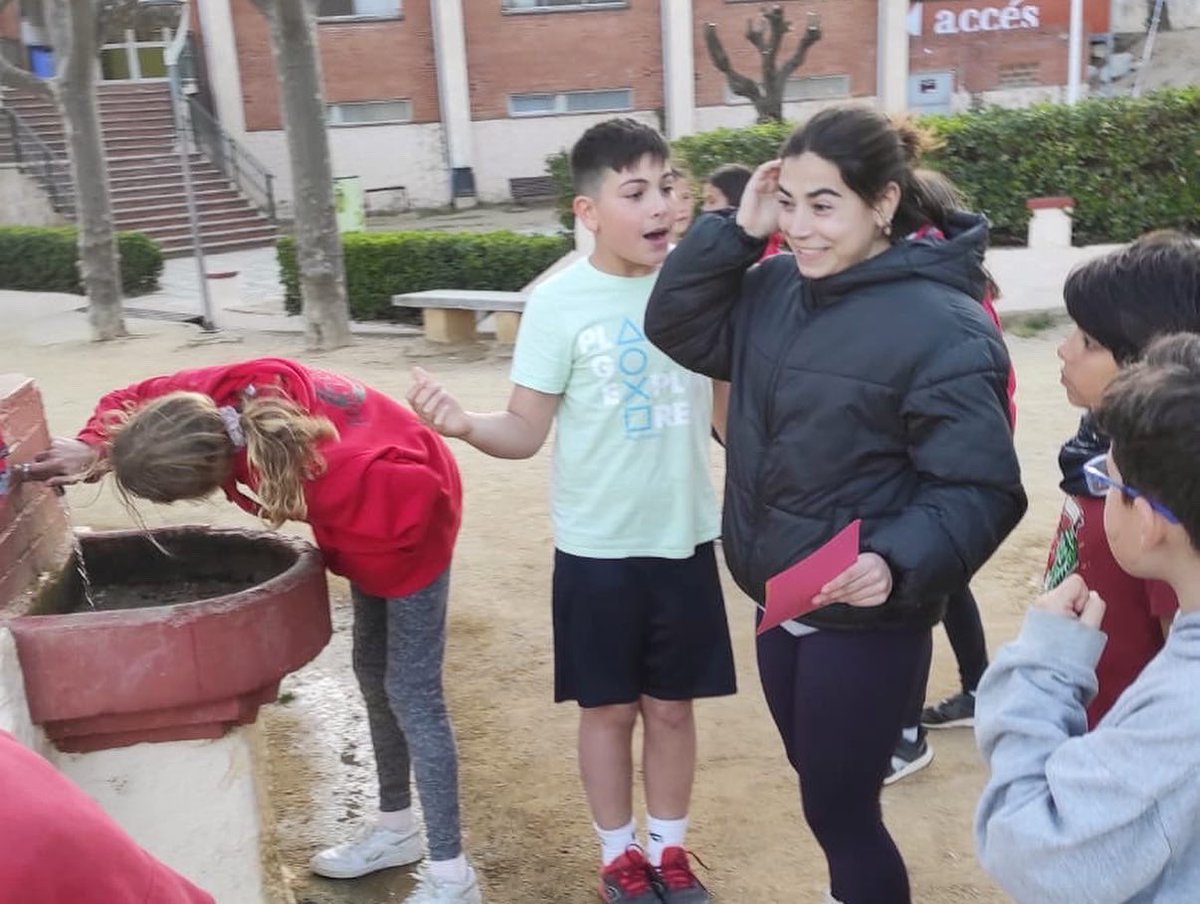AEiGFlosiCalcat's tweet photo. [LliD] Epa!! El passat cap de setmana la unitat de #Llops i Daines van anar de sortida a #Calella, van dormir al local del @aemontnegre. Junts van viure un munt d'aventures, van fer una gimcana, jocs i moltes coses més!!! 👏🏻😜🥰📸🌈🌊🌸🌟

#femcau #femescoltisme #somdecau https://t.co/E6umD7CtgD