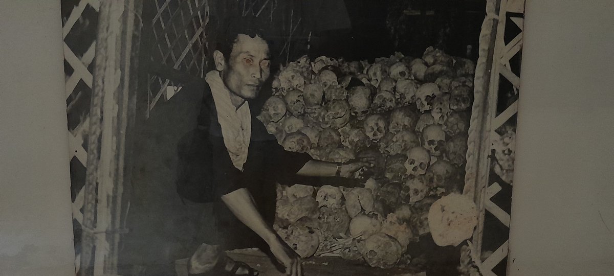 KruDavidNan1's tweet photo. Dear Florida/ USA / Idiots in general...
This is what cancel culture looks like. 
Genocide
Not by attacking, blaming people or their race, or god forbid, reading a book, ffs. 
That's how it started. ffs.
#NeverForget 
#cambodiangenocide
#readabookpeople https://t.co/vxcfWeQvHA