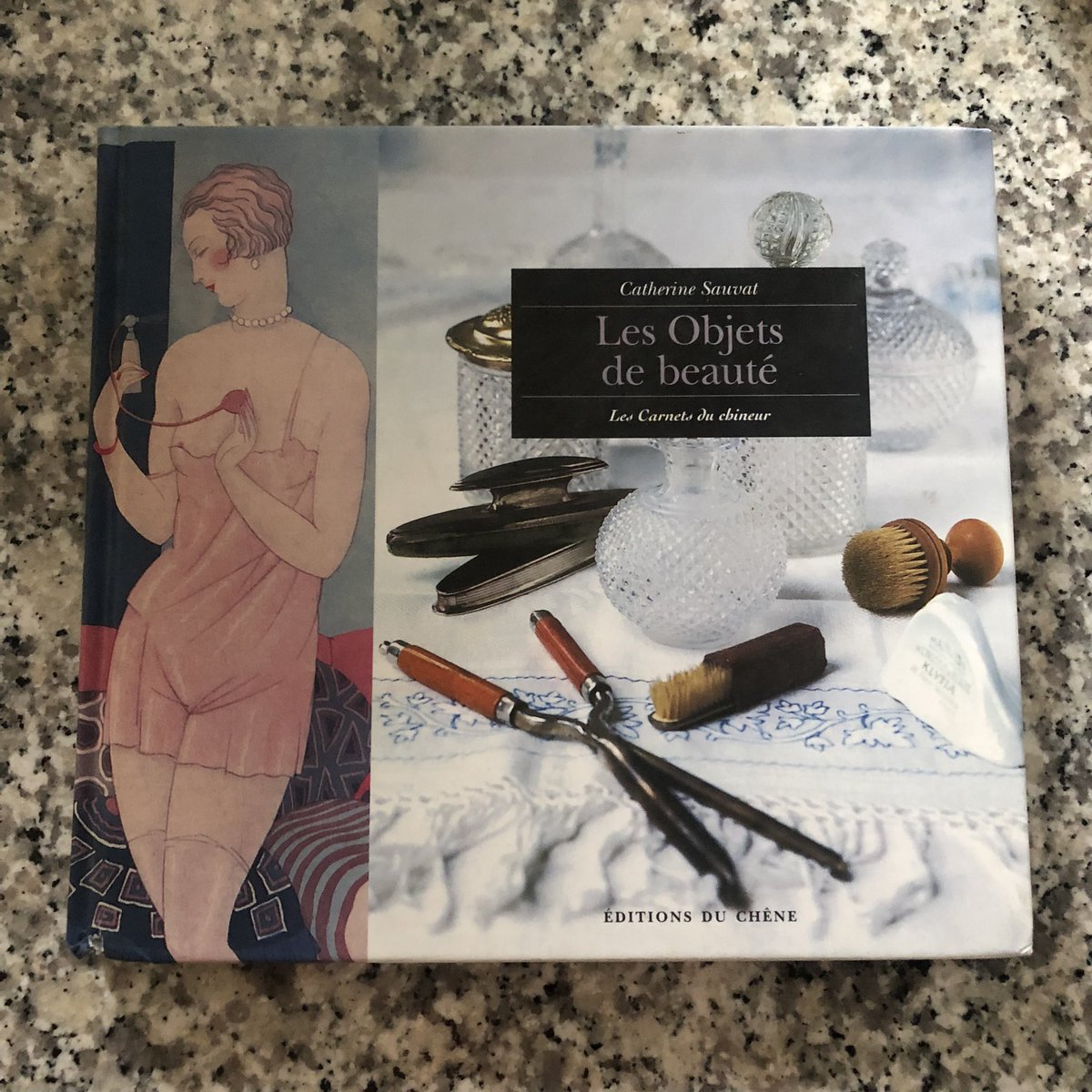 MakeupMuseum's tweet photo. Forcing myself to learn French via buying makeup history books that are only in French. #ImmersionLearning 😂🤪 https://t.co/iZaRUvoByz