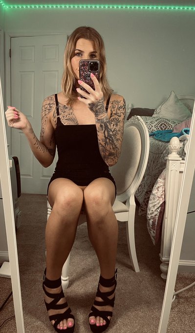 You can probably tell I&rsquo;m not wearing panties 🤭👉🏽👈🏽 https://t.co/dPvFDxMvYI