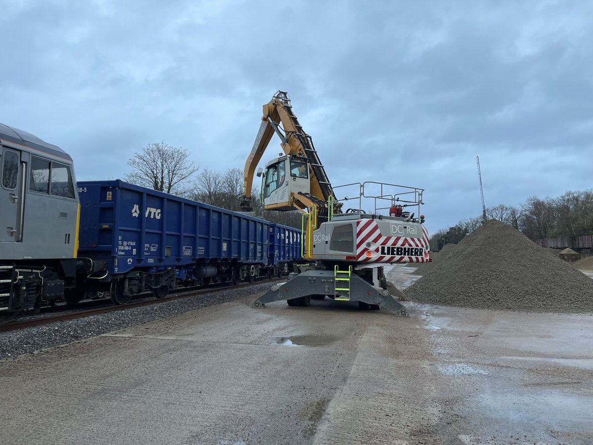 SimonZev's tweet photo. Another week in freight and tonight I’m out with DCR/Cappagh Group from a fairly new terminal that we managed to open in late 2021.
See you at the other end at Willesden
#FreightTeam #FreightLife https://t.co/qEHm2H8HrF