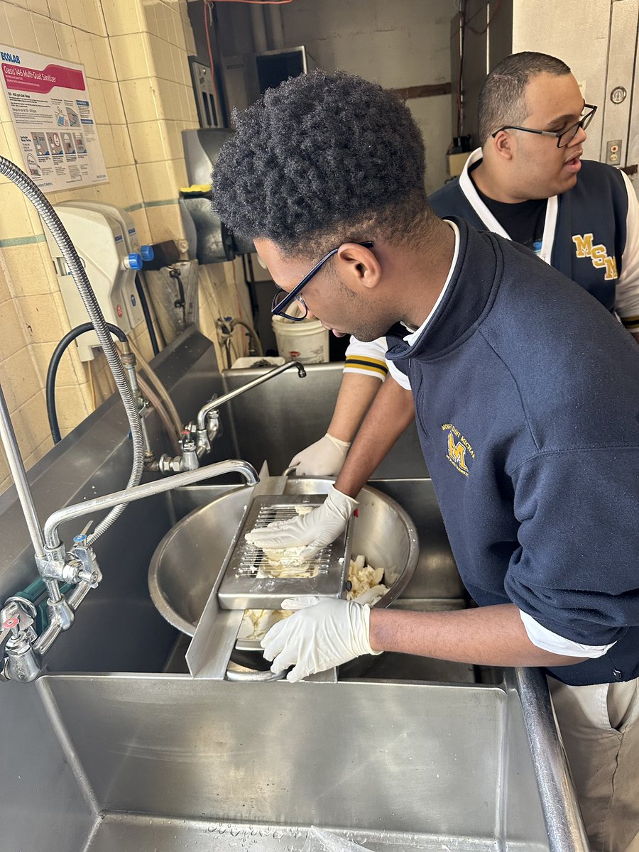 MountToday's tweet photo. COOKING CLUB: Cheesemaking Class with Ronald Paldino, Jr. from Mr. Kold Kuts Deli. #FutureChefs #AfterTheBell #JoinAClub #TheMountBx #AllBoys #Grades6through12 #MountMenCanCook https://t.co/lAUy8foTsN