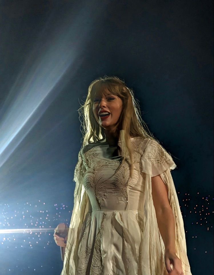 janesreputation's tweet photo. imagine being THIS CLOSE to theee taylor swift i would simply pass out https://t.co/AoXhLyj5Ez