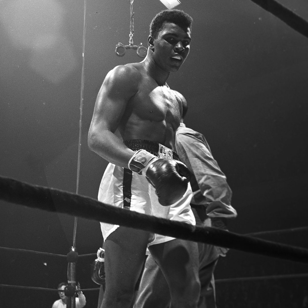 The fight between Muhammad Ali and Doug Jones marked the first time in more than 13 years that Madison Square Garden had completely sold out for a boxing match.

📸: @LeiferNeil

#MuhammadAli #Icon #Boxing #Tickets #MSG #NeilLeifer