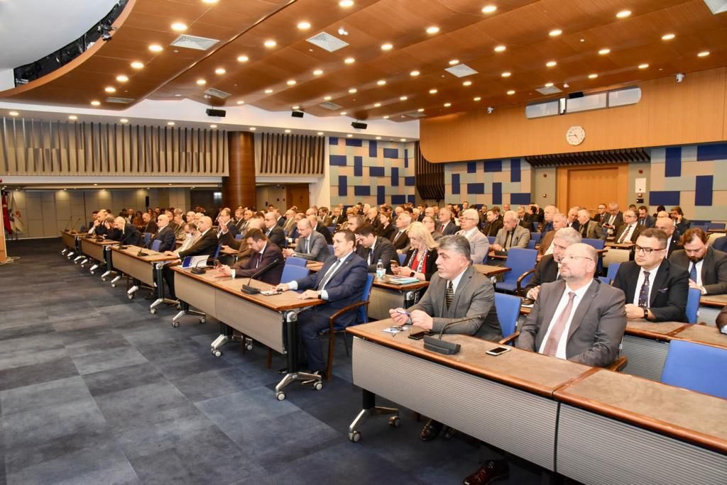 Yönetim Kurulu Başkanımız Mahmut Özgener açılış konuşmasında Mart ayına ilişkin gündemdeki konular ile Odamız tarafından yürütülen proje ve faaliyetleri paylaşarak, meclis üyelerimizin sektörel sorunlarına ilişkin soru ve taleplerini yanıtladı.