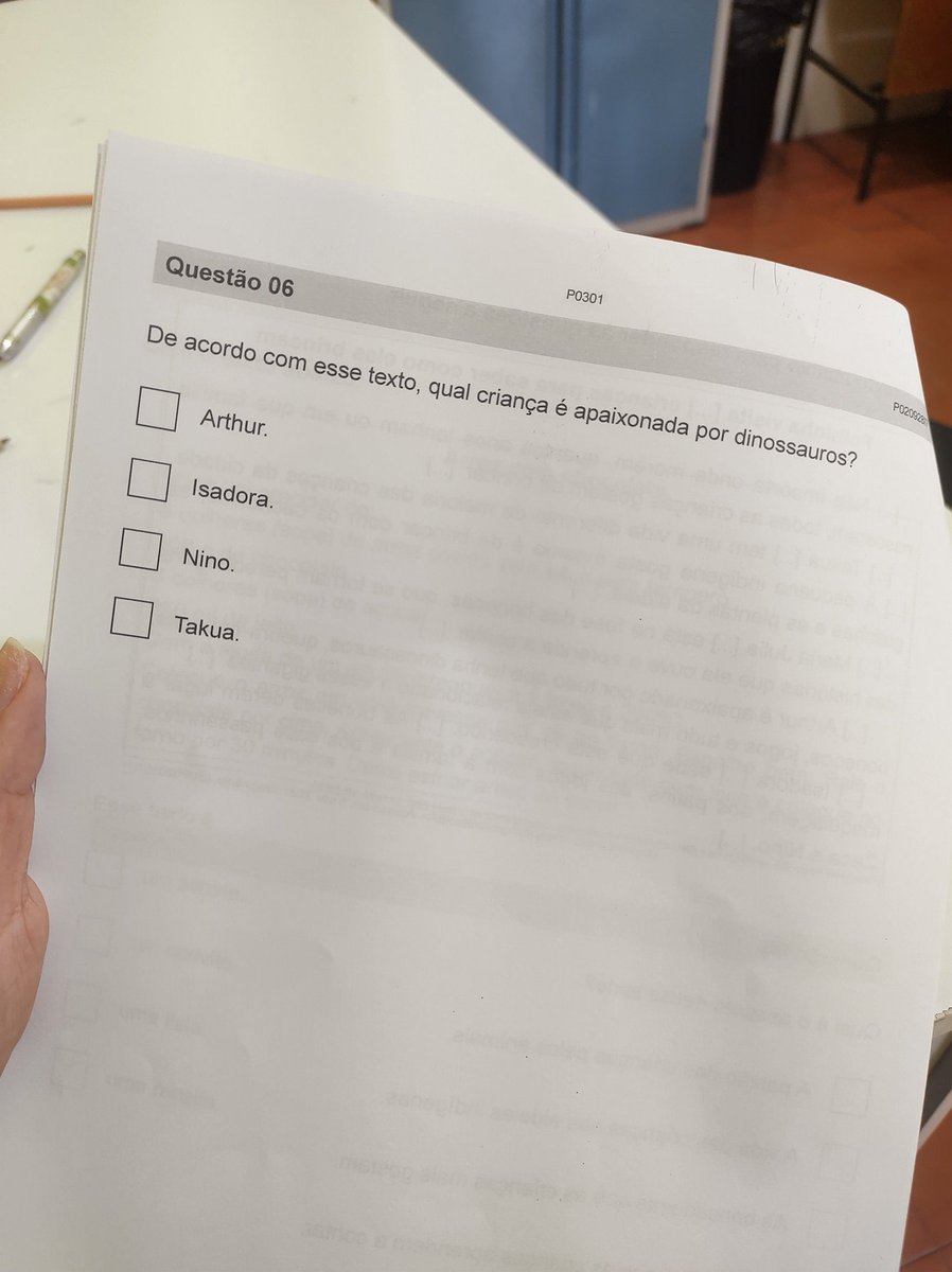 hiperbolillian's tweet photo. hoje teve uma avaliação aqui do município né e meu aluno que tem hiperfoco em dinossauros se recusou a fazer essa questão porque quem é apaixonado por dinossauros é ELE 

daí quando eu vejo a prova tá assim: https://t.co/xGk1bi3nEm