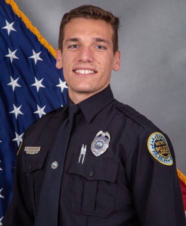 This Nashville Police Officer Rex Engelbert is a hero! 

After watching the body cam footage of his actions yesterday, this man should be recognized. Moved with zero hesitation or regard for his safety, only that of the people in harms way 🙏🏻

Prayers to all those affected.