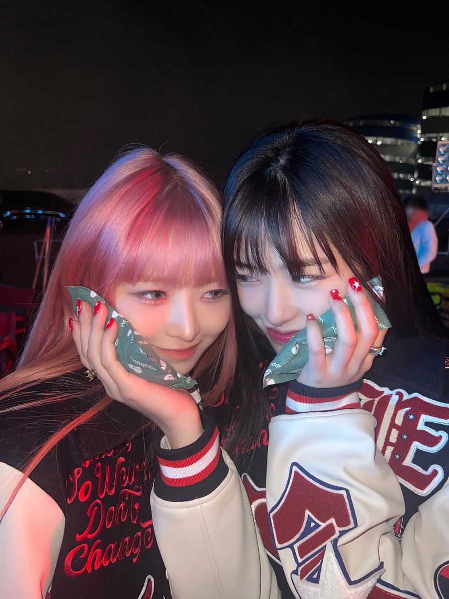 reizinhakim's tweet photo. nós 🩷🖤 https://t.co/qU845WWYqf