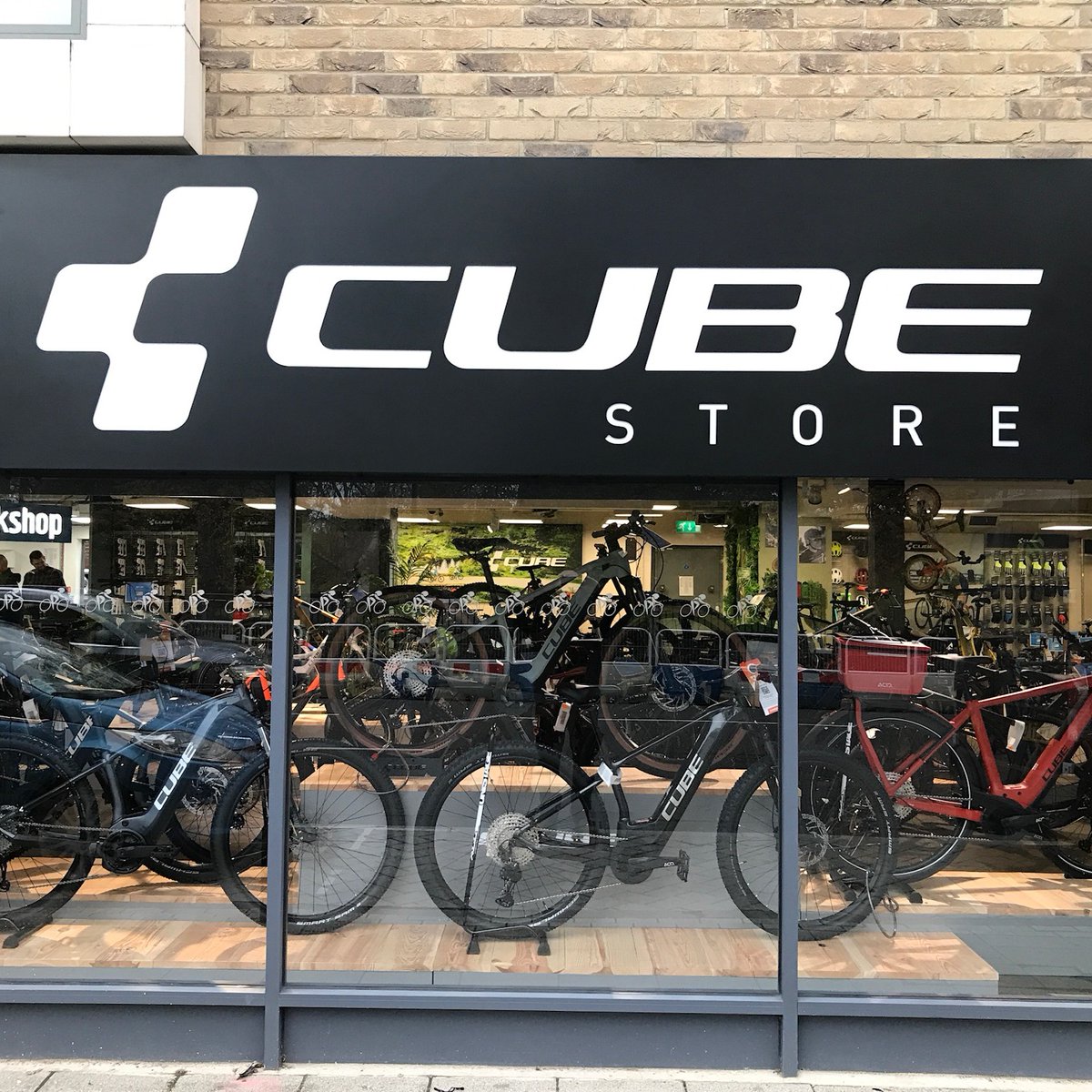 limesignsltd's tweet photo. Here’s one of our most recent jobs not far from home in Southampton.🏡

We installed some bespoke powder coated and face illuminated exterior signage, and window graphics on the front of the Cube Store. See more of the retail projects we’ve worked on here: https://t.co/cCz1fhPDn1 https://t.co/RFAZayzLVi