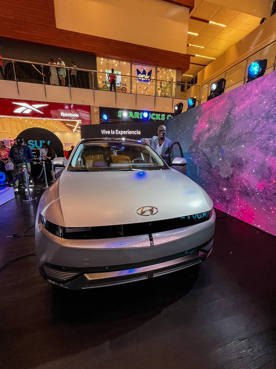 frobinsonpty's tweet image. A Panamá siguen llegando nuevos estilos de autos  y  @HyundaiPanama lanzó el #Ionic5 donde todos los presentes disfrutaran de la experiencia que trae este automóvil. Me subí para probar si las personas altas vamos cómodas y no pude hacer mis test bien, porque había gente en fila.