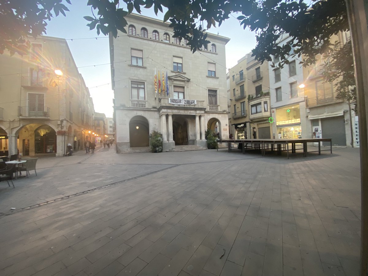 tonifsan's tweet photo. Les vuit del vespre. La plaça de l’Ajuntament de Figueres!!! https://t.co/NNdtmRI4B8