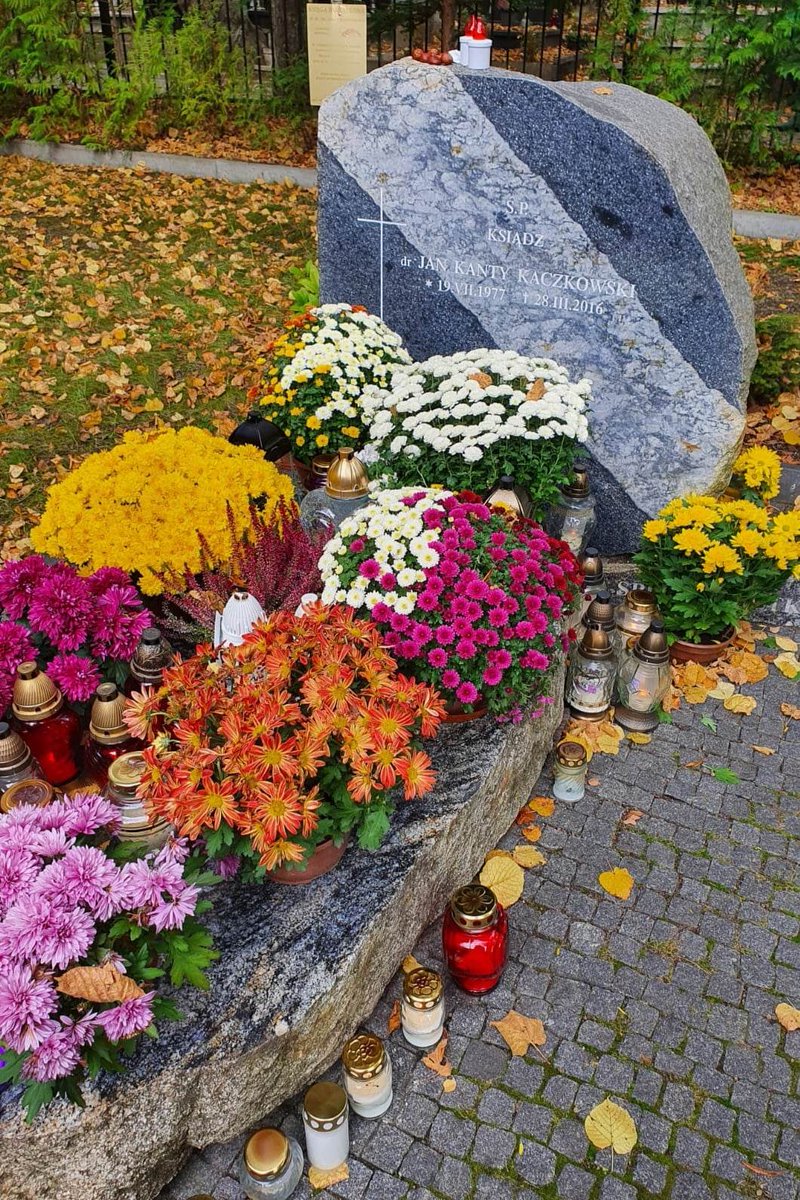 JHlebowicz's tweet photo. To już 7 lat? 

Ks. Jan #Kaczkowski Nieszufladkowalny. Miał, ma, tę moc w sobie, bo wciąż powraca w myślach, nie tylko 28 marca. I bardzo dobrze, że "nie daje spokoju". 

Bywając na sopockim cmentarzu, zawsze staram się odwiedzić i pomodlić. Zdjęcie z listopada https://t.co/a5Q82CMrtv
