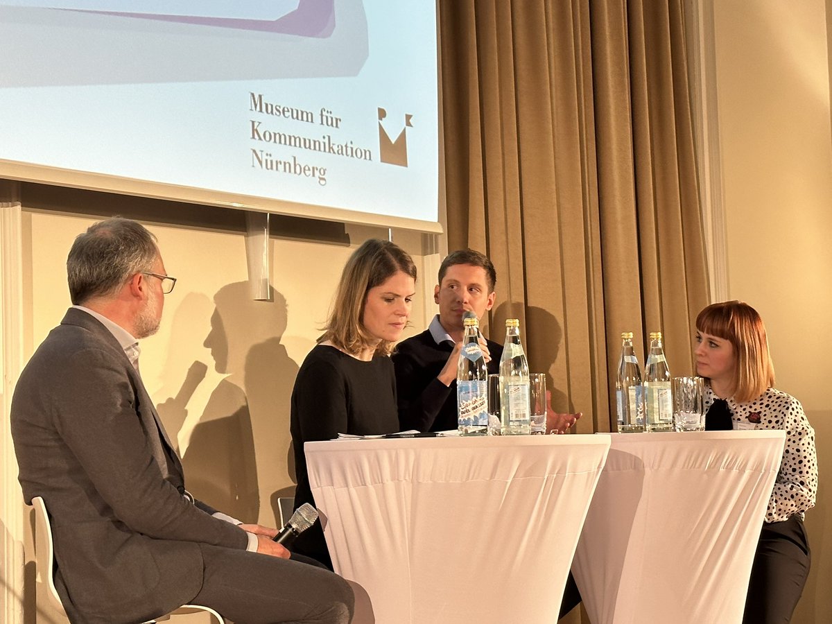 Zu der #Podiumsdiskussion <a href="/mfk_nuernberg/">Museum für Kommunikation Nürnberg</a> stoßen Michael Graßl @unieichstaett und die #Volontärin des #Museum Stephanie Müller. Wie aktuell ist die neue Dauerausstellung #ki #ChatGPT #Fakenews #Realität #Zeitungsente