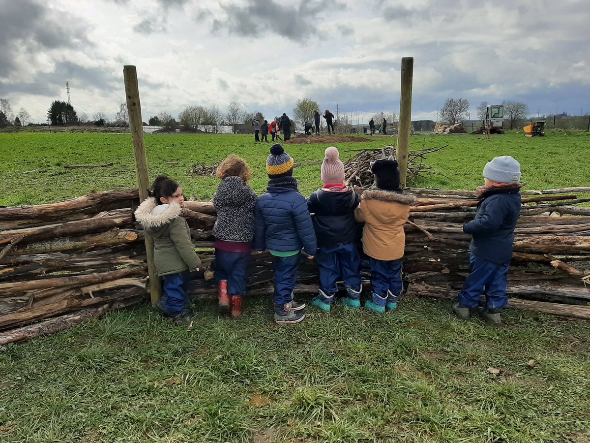 jodanthinne's tweet photo. Un aménagement de pré qui en est à ses prémisses…le plus beau reste à venir 😍#ecoledudehors https://t.co/8H3keYbQ6s