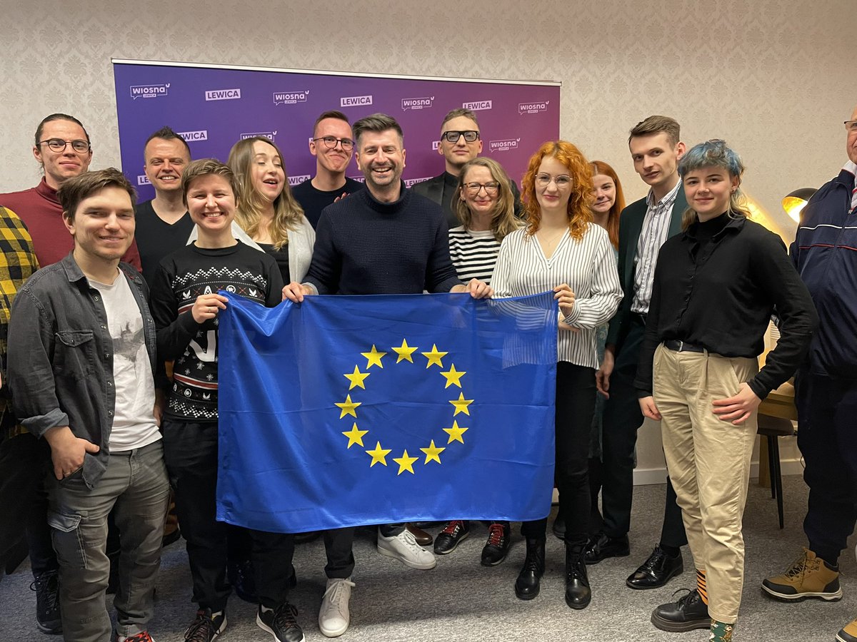 K_Smiszek's tweet photo. Cieszę się, że w Polsce jest tak dużo młodych i fajnych ludzi, którzy kochają Europę, szanują prawa człowieka, nie boją się różnorodności. 
I mają walki, żeby pogonić wszystkie wsteczne siły polityczne na 4 wiatry!
Działamy♥️💪🇵🇱🏳️‍🌈🇪🇺 https://t.co/Gnu9HyFXUo