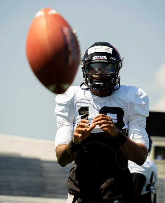 UFLBrazilNews's tweet photo. Faltando menos de 20 dias para o Kickoff, os Houston Gamblers ainda sentem dificuldades para escolher o seu QB titular. Todos os 3 QB (Kenji Bahar, Terry Wilson e Montell Cozart) estão apresentando ótimas performance nos treinos.
#USFL
#USFL2023
#USFLNewsBrazil
#USFLNews https://t.co/BIlIL3BH90