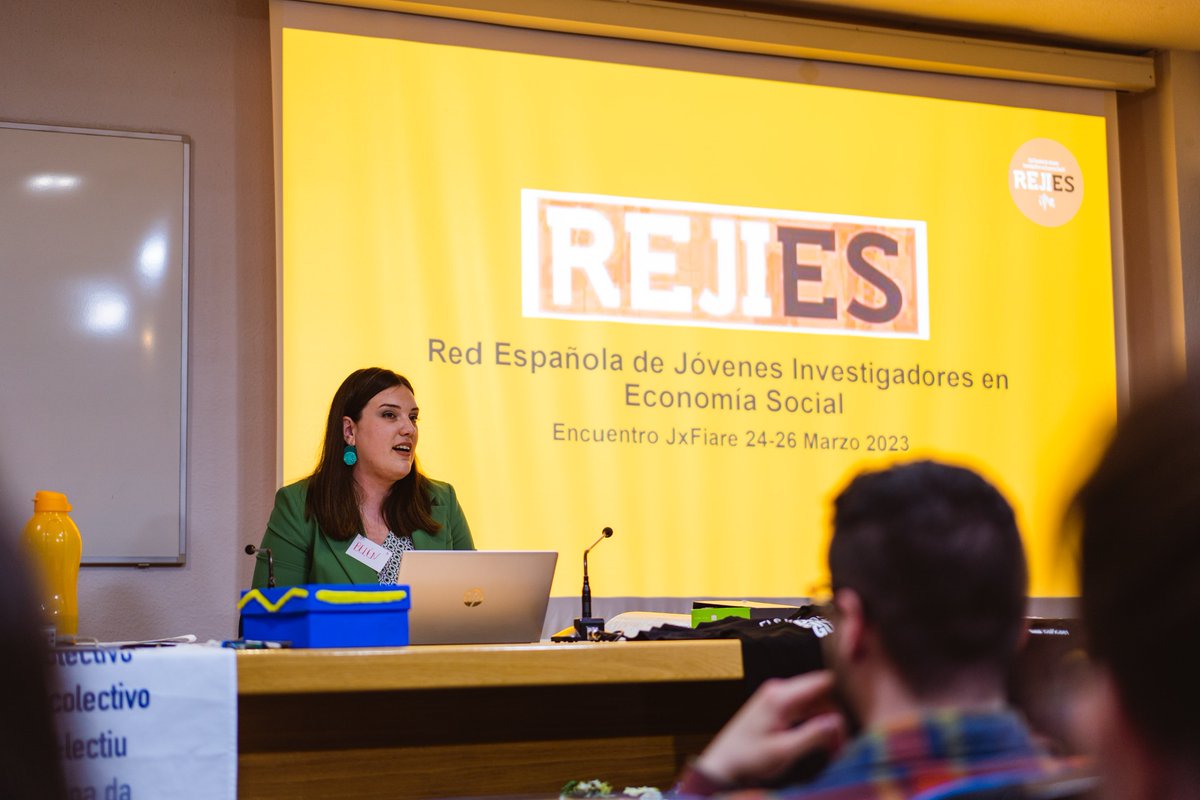 jxfiare's tweet photo. Además hemos tenido el gusto de escuchar a ponentes de lujo como Belén Catalá de @iudescoop, @mjromerodiaz de #REFAS, las compañeras de @FFFGranada, @Lucia_GomezG de @ffinanzaseticas y Alberto Puyo de @fiareBE 📒💙 https://t.co/fR3QtUcRsD