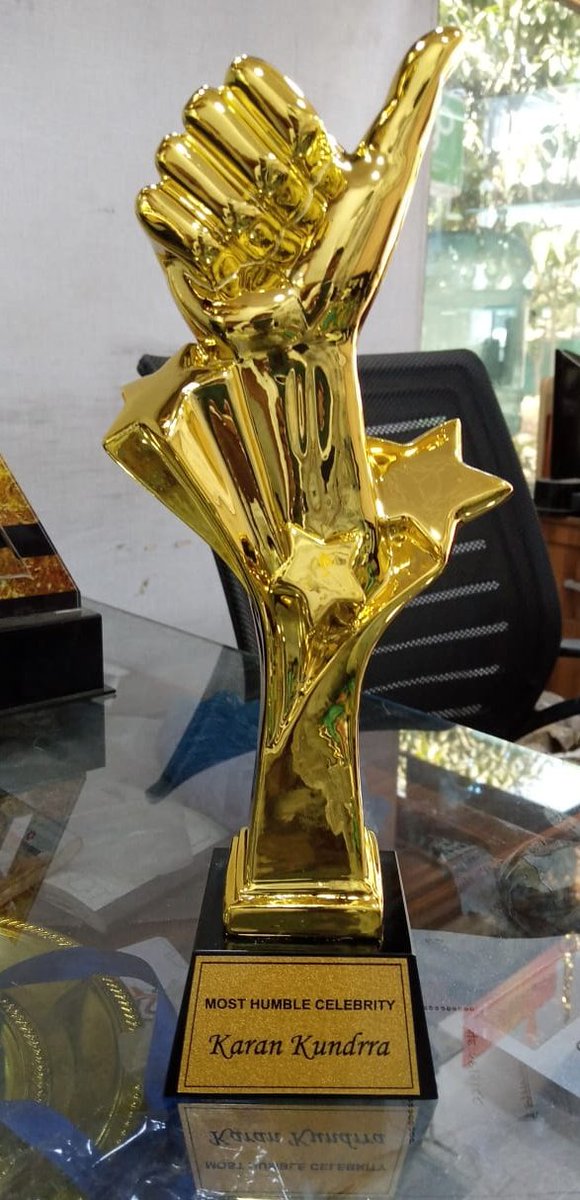 stalkmefantasyy's tweet photo. @kkundrra you always get very different awards.
Here we fans giving you this Award “Most Humble Celebrity”❤️ 
Thank you for always Appreciating your fans ❤️
We love You KK ❤️

The MOST HUMBLE CELEBRITY award goes to Mr. #karankundrra 🖤 https://t.co/xCrOGo6Ru2