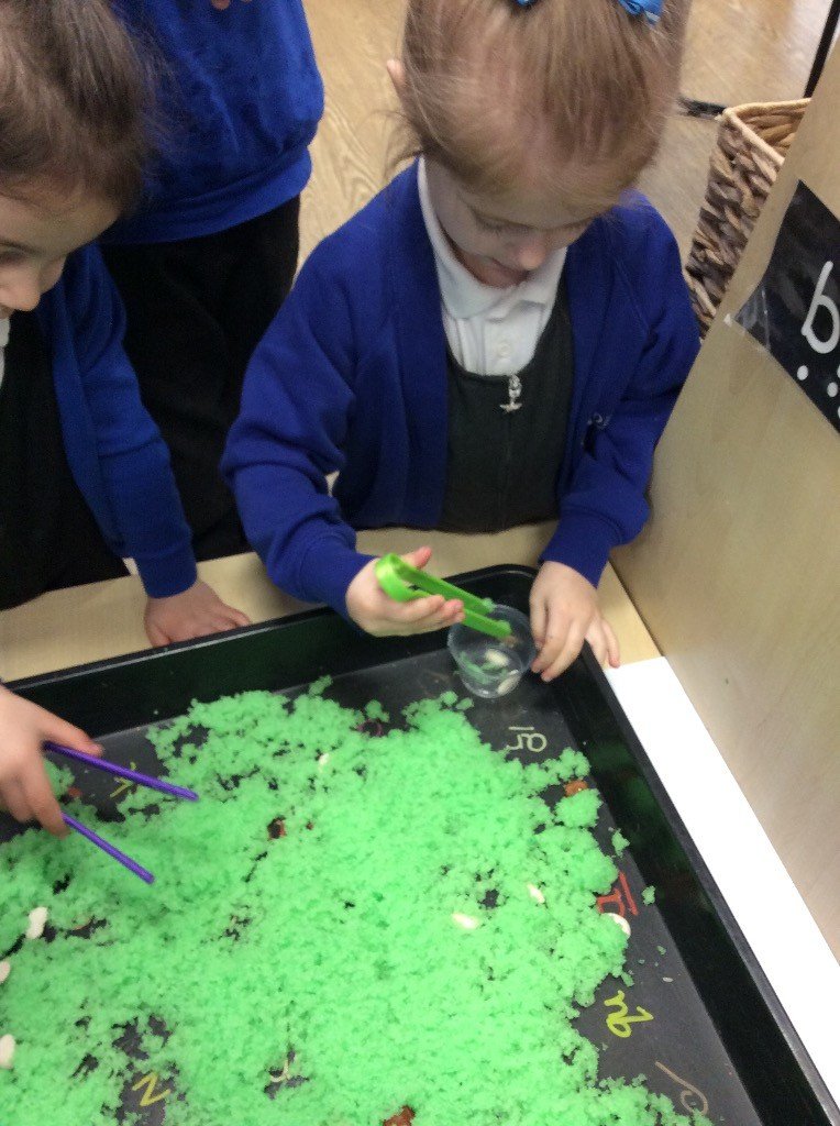 We are carefully using the tweezers to get the beans out of the Geli baff in the funky fingers area. @DeltaMersey