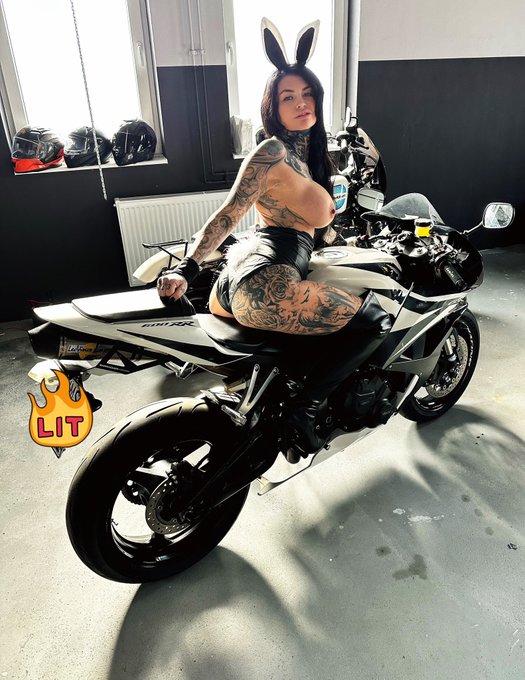 Bald ist Ostern, glaubt Ihr ich kann so fahren 😂🐣🇩🇪🖤 https://t.co/7CNgvuY8Yy<a href="/tag/goodgirls"class="tags"><span>#goodgirls</span></a>