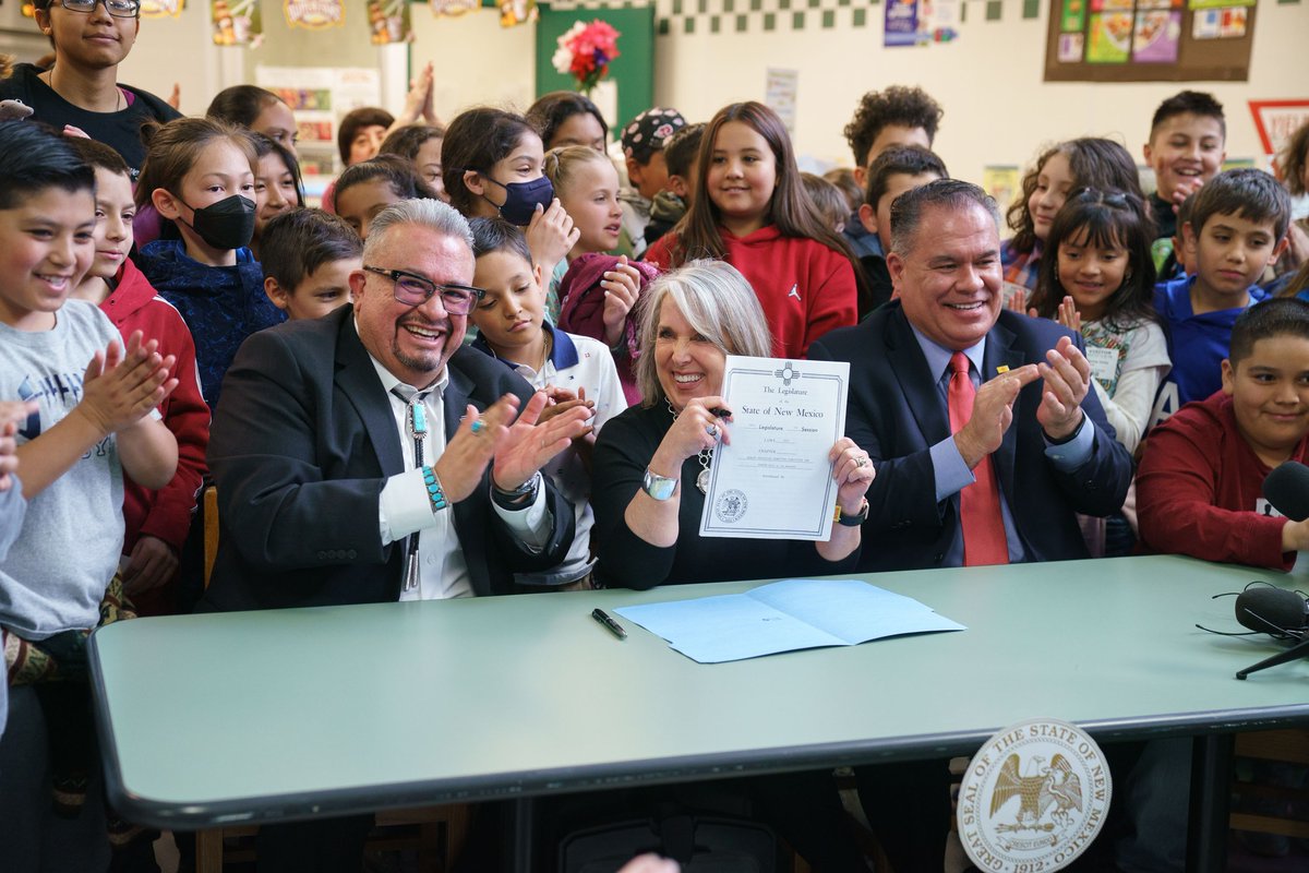 FoodCorps's tweet photo. Amazing News: New Mexico joins the growing list of states to have free, nutritious #SchoolMeals4All!

Special thanks to @GovMLG, Kendal Chavez, @SenPadilla and Sen. Jaramillo for ensuring all students access #schoolmeals that are fresh + scratch-cooked with local ingredients! https://t.co/qzxgbVKEUF