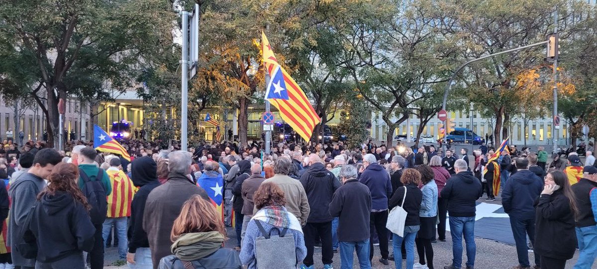 Ara, a la Ciutat de la Justícia, concentració en suport a ⁦<a href="/ClaraPonsati/">Clara Ponsatí</a>⁩