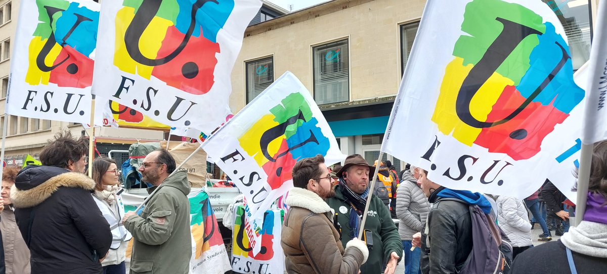 SNESNormandie's tweet image. ✊🏼📢✊🏿 Encore une très forte mobilisation avec près de 30.000 à #Caen  🗣️ #OnLâcheRien 🖐🏼 

#64ansCestToujoursNon #NonÀLaRéformeDesRetraites #Manif28Mars #Grève28Mars