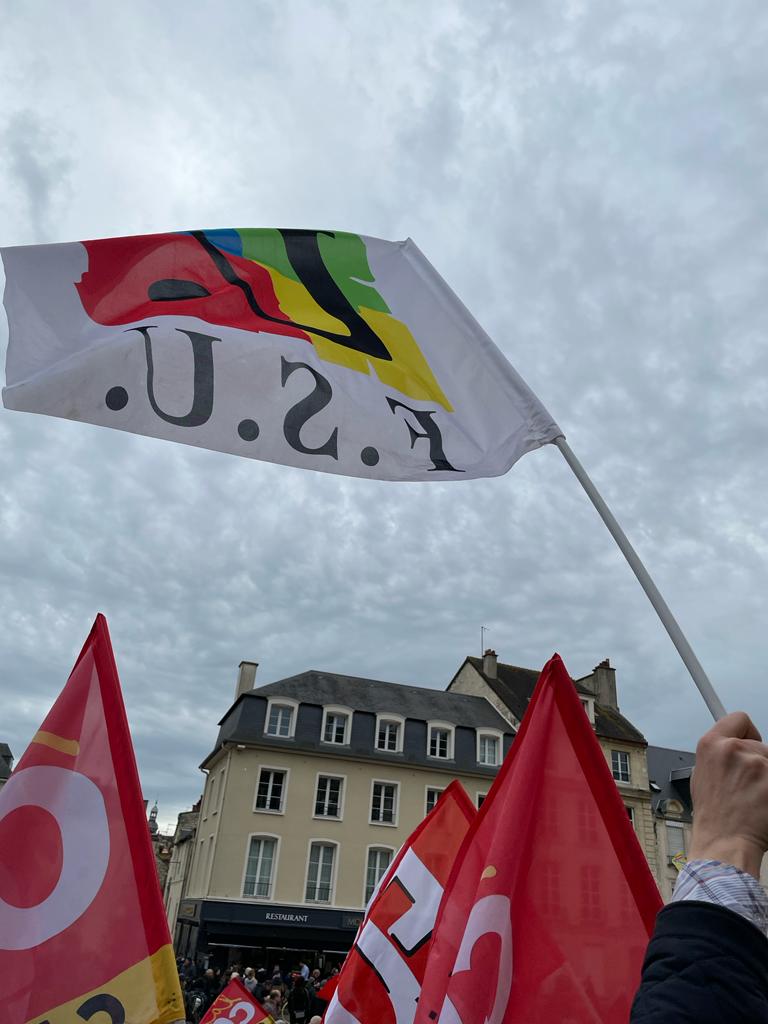 SNESNormandie's tweet image. ✊🏼📢✊🏿 Encore une très forte mobilisation avec près de 30.000 à #Caen  🗣️ #OnLâcheRien 🖐🏼 

#64ansCestToujoursNon #NonÀLaRéformeDesRetraites #Manif28Mars #Grève28Mars