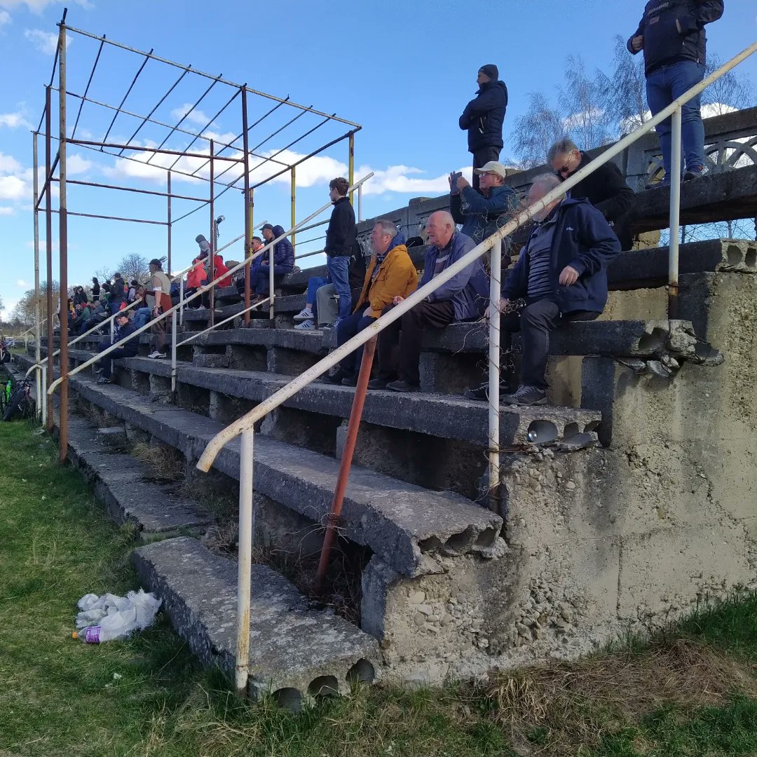 Giktnes's tweet photo. For siste kamp under #FIH6 var vi tilbake i Liga 4 Bacău, Serie 2. Denne gang for oppgjøret mellom AS Magura Târgu Ocna - AS Viitorul Căiuți. Hovedtribunen var lett falleferdig og hadde nok ikke blitt godkjent for tilskuere i Norge. Herlig måltavle og speakerbod. https://t.co/RqWrRHT6wD