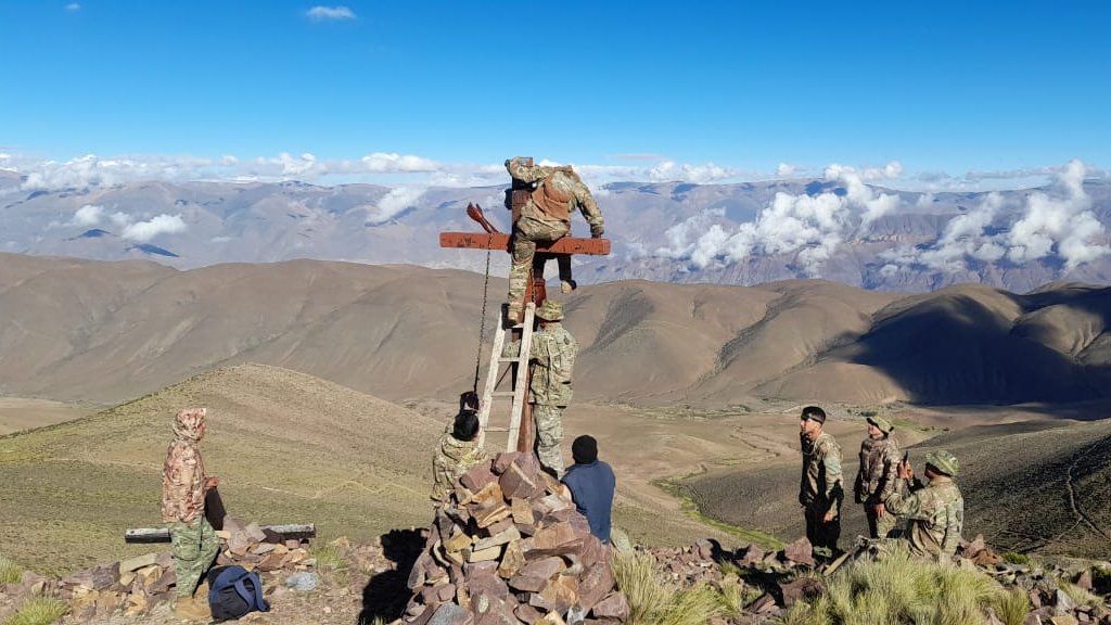 Ejercito_Arg's tweet photo. #Jujuy Como parte de las actividades preparatorias para la peregrinación a la #VirgenDeCopacabana de #PuntaCorral, nuestros soldados del Grupo de Artillería de Montaña 5 realizaron la ascensión al cerro Suncho (4.800 m) trasladando las cruces que señalarán el camino de los fieles https://t.co/p2ezdASeWu
