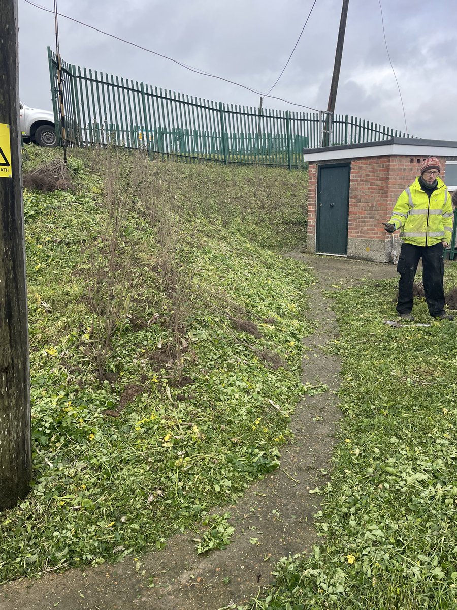 DeTom48's tweet photo. #TeamEA planting new hedge at #Reculver #PumpingStation
We have 500 new plants being planted around our #SouthEastKent #PumpingStations
@EnvAgencySE https://t.co/Ouo78lXCiZ