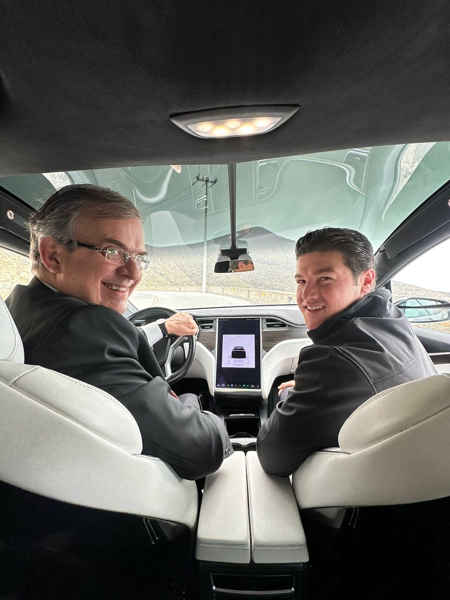 m_ebrard's tweet photo. Samuel y yo recorriendo el predio de Tesla en …un Tesla https://t.co/zqM3LunvOY
