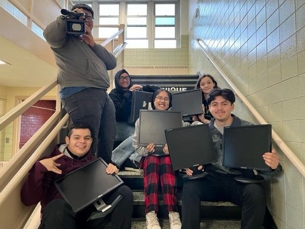 UnitedWayLI's tweet image. @UnitedWayLI was proud to provide supplies to the Brentwood Union Free School District&apos;s #ResearchProgram. Students use the monitors in their research lab, and audio and recording equipment in a newly renovated library. #LIVEUNITED #unitedtogether #youngli #communities #education
