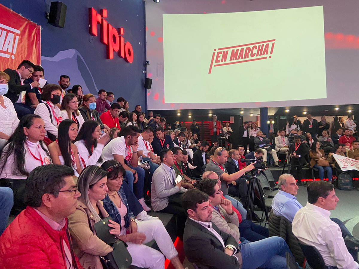 SomosEnMarcha's tweet photo. Históricamente han sido las direcciones de los partidos y sus congresistas quienes deciden la agenda del partido. #EnMarcha logrará que sus afiliados voten todos los días, no sólo cada cuatro años, marcando la agenda del partido en tiempo real. https://t.co/HUOV5jaxU4