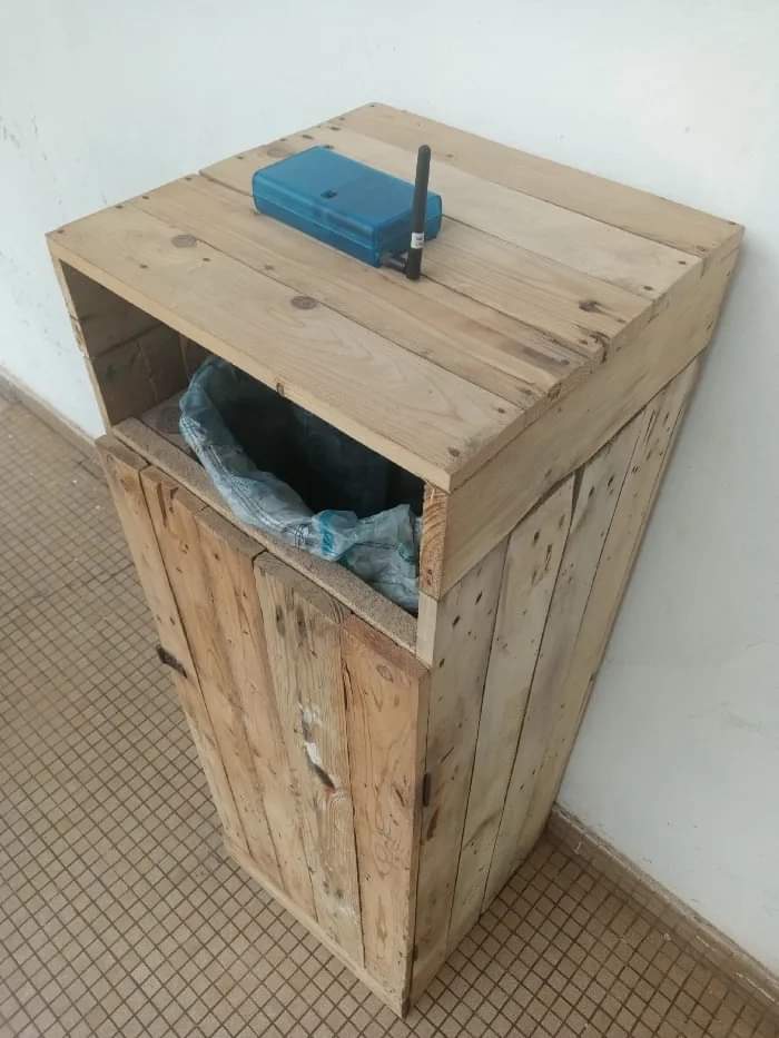 ElginAngelo's tweet image. Après l'installation de sa plateforme internet à travers laquelle les habitants de Lomé peuvent s'inscrire aux services de collecte de déchets plastiques, @we_SCoPE développe son nouveau bijou : une poubelle intelligente.
medium.com/@woelab/la-pou…