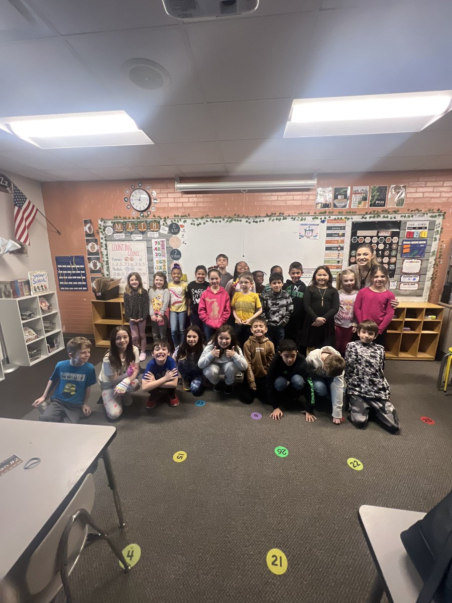RachelleinMI's tweet photo. Thank you Miss Morgan for inviting me to be a Mystery Reader today! We had a great conversation about being a #purpleschool #marchreadingmonth #miched #mylsps https://t.co/Z5e9y67LiH