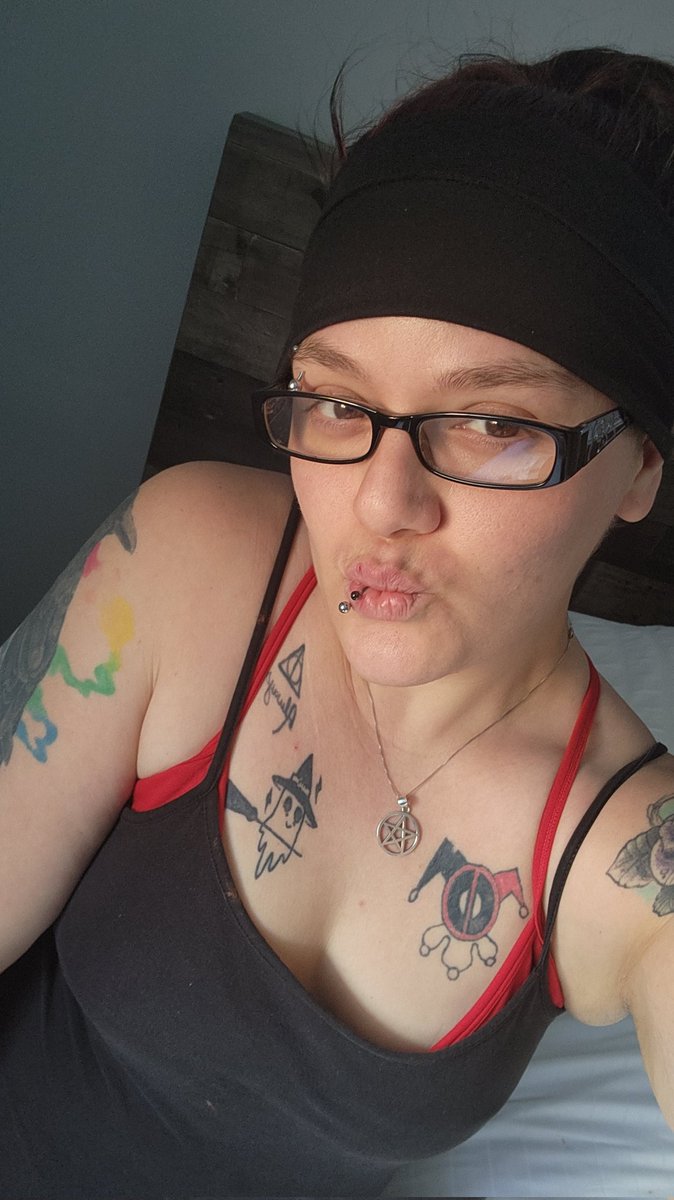 xswizzlemlrkex's tweet photo. Goood Morning Tuesday ✨️🙌 Got my comfy clothes on, ready to clean and f*&$^ today in the mouth! 🤣🤣 #onlyfansgirl #timetoclean #messyhairdontcare #tattoos #prettyeyes #vulgarmotivation https://t.co/9PMvPxxtBW