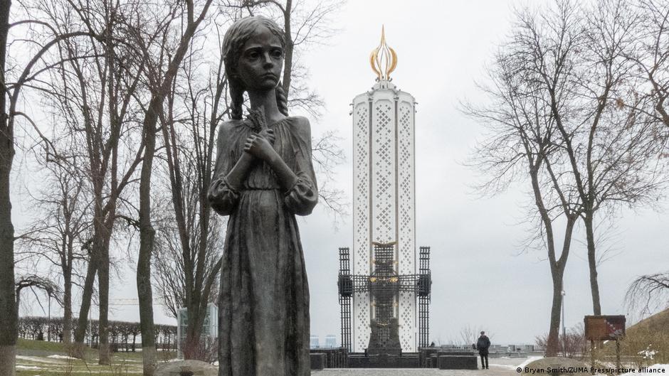 dw_russian's tweet photo. Парламент Франции признал Голодомор геноцидом украинского народа, сообщается на сайте французского Национального собрания. В 2022 году аналогичное решение принял бундестаг, а также парламенты Ирландии, Румынии, Молдовы, Чехии и Европарламент https://t.co/kVSCsVNEdo