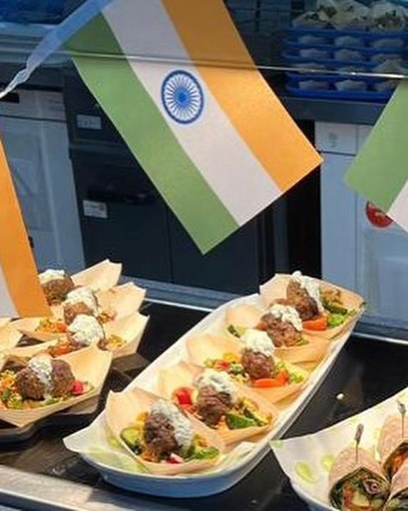 Street food event for our customers in Chorley 🇲🇽 🇮🇳 🇬🇧 
#Streetfood #buildyourowntrifle #Olivecatering  #teamwork #allaroundtheworld