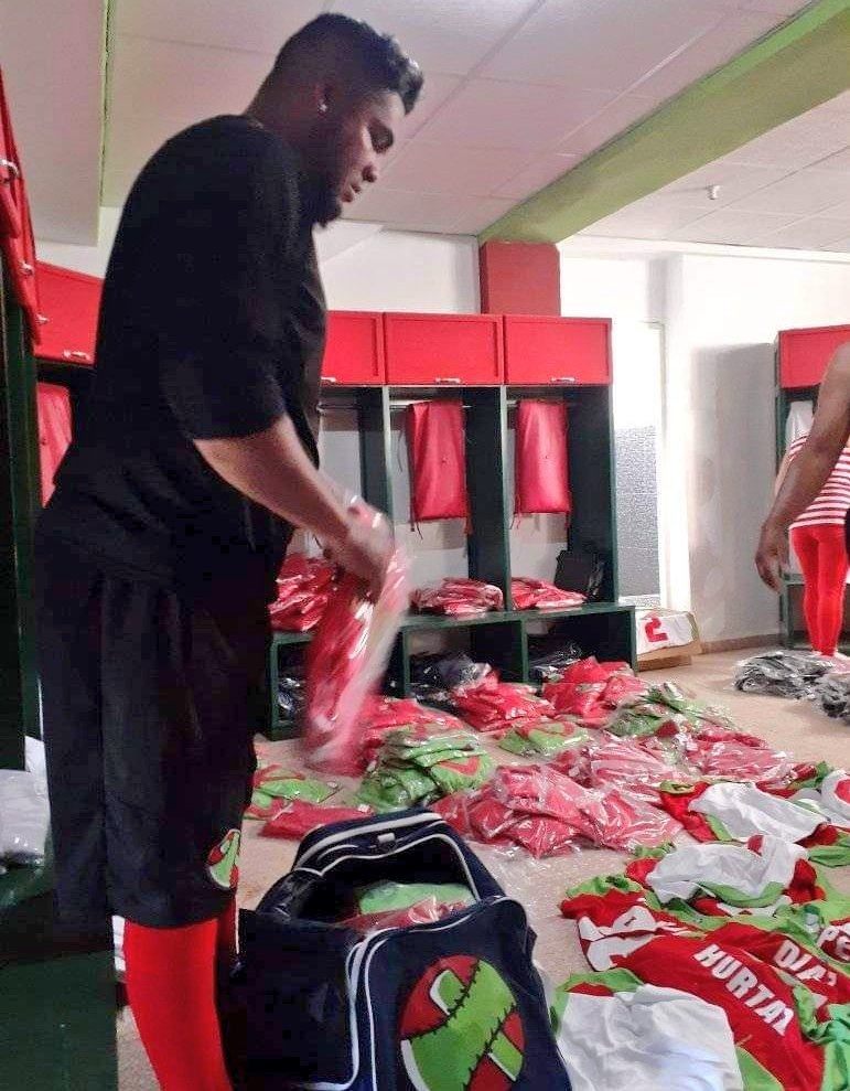 DireccionNacio5's tweet photo. ¿En qué consiste el módulo entregado a los equipos para la #62SNB?
Maletín
Mochila
Medias
Jersey de mangas cortas
Jersey de mangas largas
Short de entrenamientos
Short de star
Camisa de entrenamiento
Camisa de visitador
Camisa de home club
Pantalón de visitador https://t.co/SwVDp0qUnB