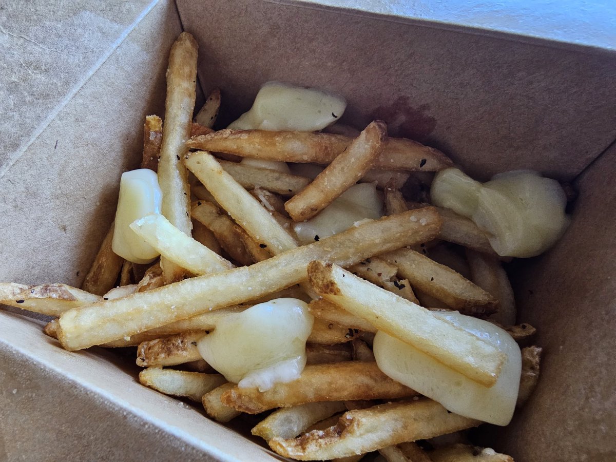 StaySaif's tweet image. Before any more Ontarians move to #Alberta, I feel it&apos;s my duty to warn you that this passes as a poutine here.