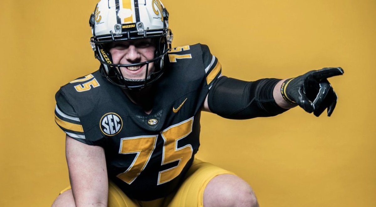 6starfootballIA's tweet photo. STOCK RISERS I  A look at several talented OL prospects (2024)

📈 A look at several talented OL prospects 
@CODYFOX94 @KyleRakers_ @Jake_Peters23 @ParkerThomas74 @Will_stobbe @1_Braylon_1 @Drew_Streb52 @StrawnParker @Andrew_Wolfe @StockdaleHaydn 

STORY▶️https://t.co/R7awSKDOVt https://t.co/mGVAPTDkBs
