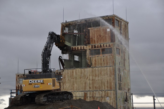 HanfordSite's tweet photo. In this week’s #EMUpdate Newsletter, @HanfordSite crews demolish two contaminated buildings, and a Hanford contractor offers innovative respiratory protection training. https://t.co/XHhchWkA4M https://t.co/7j6dKAxD4K