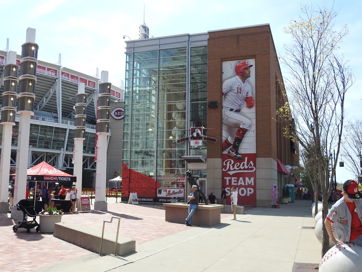 IBackTheBanks's tweet photo. Planning to attend @Reds #OpeningDay2023 and @FindlayMarket #OpeningDayParade ? Browse our info and maps to help find parking @TheBanksCincy https://t.co/tfTHjm7Yjy @CityOfCincy @HamiltonCntyOH @Connector_Cincy @CincyParks https://t.co/hFKerRmOmP