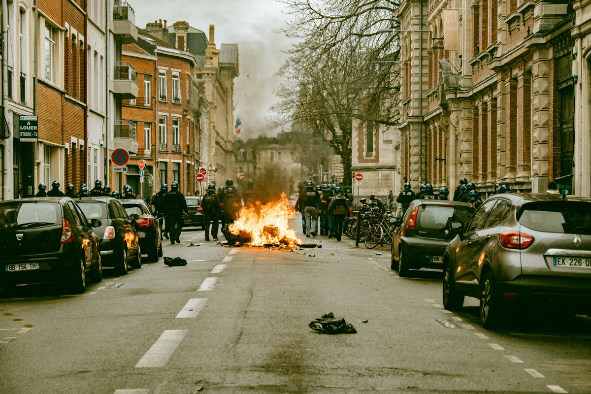 contactrevol's tweet photo. Fin de cette journée à haute tension à Lille.

Retour en photos. Part 1.

#28Mars2023 #Manif28Mars #ReformeDesRetaites #revolution https://t.co/m2bxs5JDYn