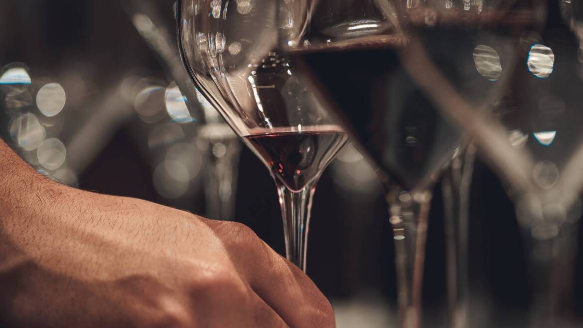 Los vinos deben servirse en copas impolutas, impecables, copas que transmitan a la vista el color más nítido, noble, transparente, la verdad absoluta. ¿Estás de acuerdo? 
mariscal.es/?p=4537
#bodegasmariscal #domondejar