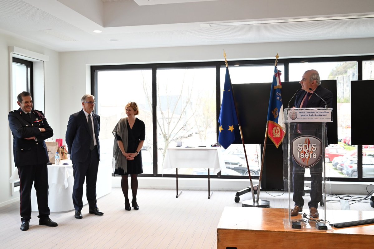 Prefet38's tweet photo. Le @prefet38 a salué le départ du contrôleur général André Benkemoun après 6 années à la tête des femmes &amp; des hommes du @sdis38🧑‍🚒
Il a retracé les grandes étapes de son engagement durant 43 ans d’une carrière exemplaire. https://t.co/5N7jMiXaH9